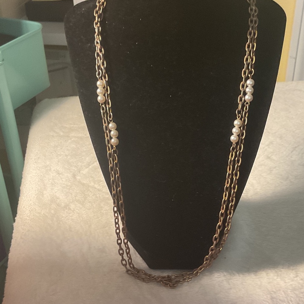 Chic Gold and Pearl Necklace